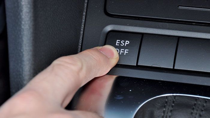 Το ESP (Electronic Stability Program) είναι και αυτό ένα πολύ σημαντικό σύστημα ενεργητικής ασφάλειας, αφού ελέγχει συνεχώς την πορεία του οχήματος συ